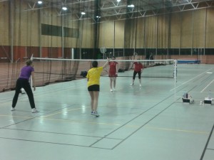 Kim et Audrey servent pour la première victoire de l'équipe 3